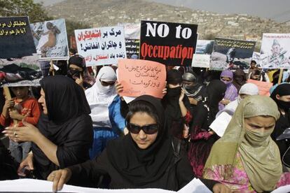 Mujeres afganas participan en la manifestación celebrada hoy en Kabul.