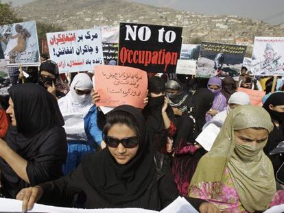 Mujeres afganas participan en la manifestación celebrada hoy en Kabul.