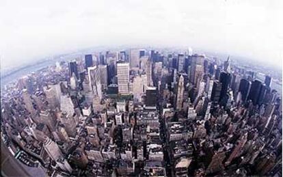 La isla de Manhattan, uno de los cinco distritos de Nueva York, vista desde la terraza del Empire State.