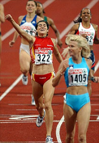 Mayte Martínez muestra su alegría por la plata en 800.
