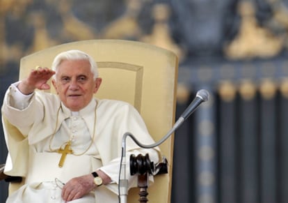 El papa Benedicto XVI saluda, ayer, a los fieles antes de presidir la audiencia general de los miércoles en la plaza de San Pedro.