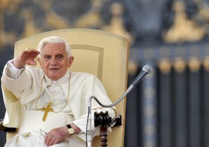 El papa Benedicto XVI saluda, ayer, a los fieles antes de presidir la audiencia general de los miércoles en la plaza de San Pedro.