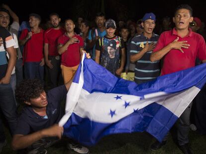 Miembros de la caravana migrante en la estación de San Pedro Sula.