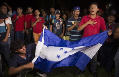 Miembros de la caravana migrante en la estación de San Pedro Sula.