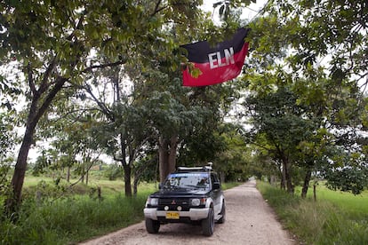 Una pancarta de la guerrilla del Ejército de Liberación Nacional en el camino durante un viaje de Fortulee.