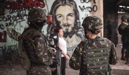 For&ccedil;as Armadas patrulham a favela da Mar&eacute;, no Rio, no &uacute;ltimo dia 13.