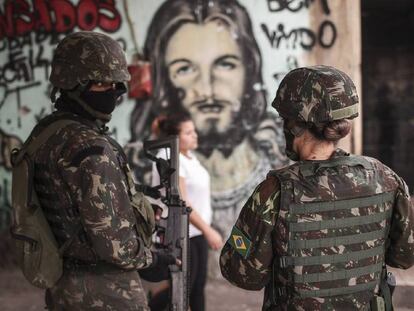 For&ccedil;as Armadas patrulham a favela da Mar&eacute;, no Rio, no &uacute;ltimo dia 13.