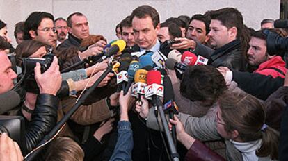 Jos Luis Rodrguez Zapatero responde a los medios de comunicacin el domingo, cuando acudi a votar a su colegio electoral en Las Rozas.