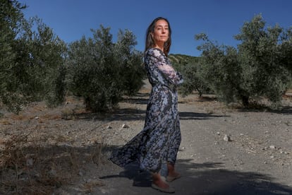 Belén Luque, dueña de Luque Ecológico, ante sus olivos certificados eco en Castro del Río (Córdoba).