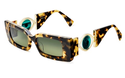 Así son las gafas ‘cuatro ojos’. Están hechas con acetato natural Mazzucchelli y lente de cristal mineral Barberini. Además, los detalles, como la firma en oro del artista, las convierten en objeto de coleccionista.