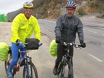 Los hermanos Aitor y Gorka Aulestia, a su paso por Poio, en su camino hacia Santiago.