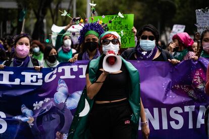 Colectivos feministas avanzan en Paseo de la Reforma hacia el zócalo capitalino. 