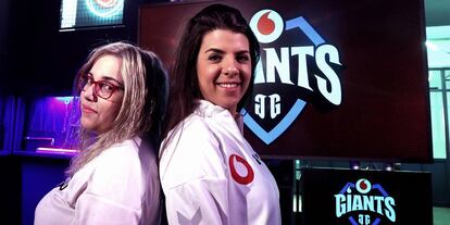 Laia y Aidy, jugadoras del equipo Vodafone Giants durante la presentación del equipo femenino profesional de Counter Strike: Global Offensive (CS:GO)