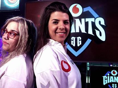 Laia y Aidy, jugadoras del equipo Vodafone Giants durante la presentación del equipo femenino profesional de Counter Strike: Global Offensive (CS:GO)