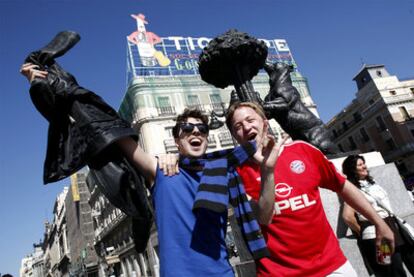 Un hincha del Inter (izquierda) y del Bayern ayer en la Puerta del Sol.