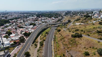 Uno de los tramos de construcción del tren, en Santiago de Querétaro, el 13 de octubre de 2024.