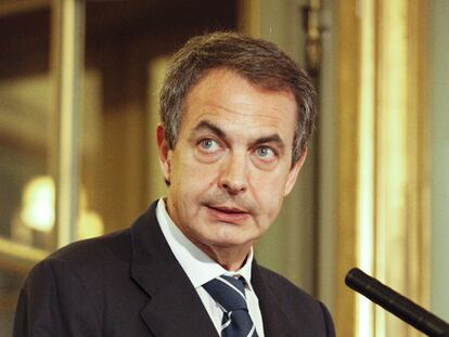 Zapatero, ayer en la Embajada española en París.
