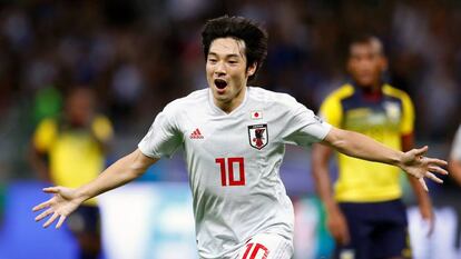 Nakajima comemora gol na partida do Japão contra o Equador.