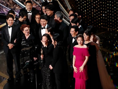 Kwak Sin Ae E Bong Joon-ho e elenco celebram o Oscar pelo filme sul-coreano 'Parasita'.