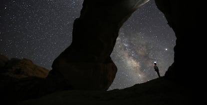 Un hombre observa las estrellas desde Al-Kharza (Jordania).