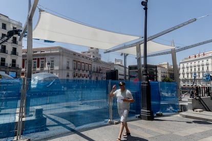 Instalación de unos toldos en la Puerta del Sol, a 20 de junio de 2025, en Madrid (España)