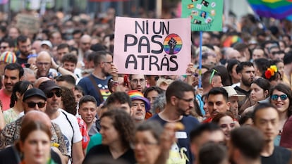 MADRID , 28/06/2023.-  Asistentes a la manifestación del Orgullo LGTBI+ Crítico bajo el lema "Contra las crisis, Orgullo e insurrección", que ha recorrido el centro de Madrid este miércoles. EFE/ J.C Hidalgo
