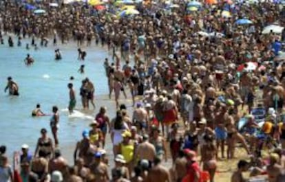 Playa de San Lorenzo en Gij&oacute;n este verano. 