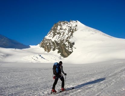 Imagen de archivo de un esquiador en la ruta al monte Rimpfischhorn, cerca de Zermatt, región turística de Suiza.