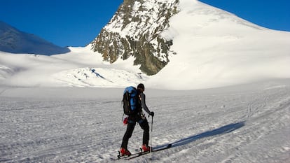 Imagen de archivo de un esquiador en la ruta al monte Rimpfischhorn, cerca de Zermatt, región turística de Suiza.