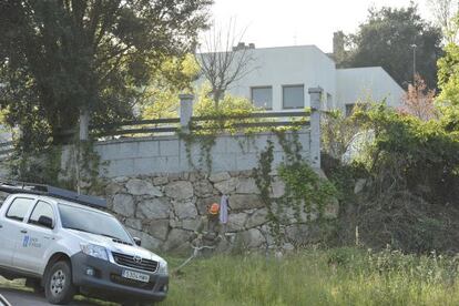 Un vehículo de la Xunta y uno de los brigadistas de Medio Rural, ante la finca del arquitecto y empresario Fernando Copa, en Ourense.