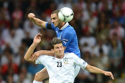 Mario Gomez y Giorgio Chiellini luchan por el balón.