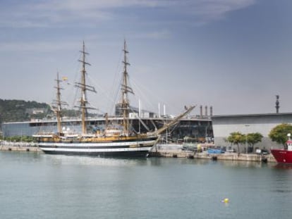 El barco-escuela &lsquo;Amerigo Vespucci&rsquo;, atracado ayer en el puerto de Barcelona.