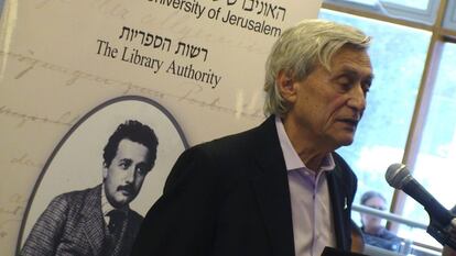 El físico israelí Hanoch Gutfreund, presidente del Comité Académico de los Archivos de Albert Einstein, en la rueda de prensa en la que la Universidad Hebrea de Jerusalén ha dado a conocer la página web en la que se pueden consultar todos los documentos del científico.