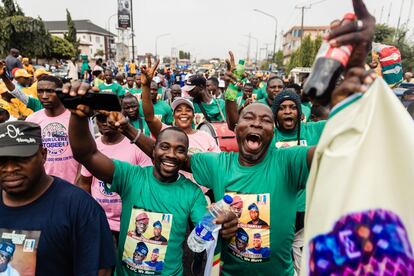 Seguidores de Bola Tinubu, candidato por el Congreso de Todos los Progresistas a la Presidencia de Nigeria, durante un mitin celebrado el 21 de febrero en Lagos.