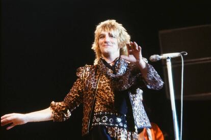Rod Stewart durante una actuación en Londres en 1978. Ese año conoció uno de los mayores éxitos de su carrera gracias a ‘Da ya Think I’m sexy’.