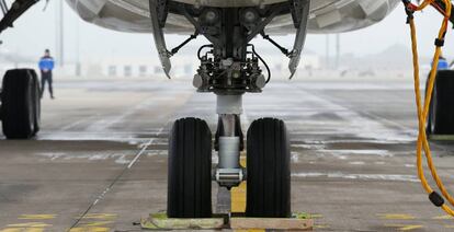 Tren de aterrizaje de un avi&oacute;n de Boeing