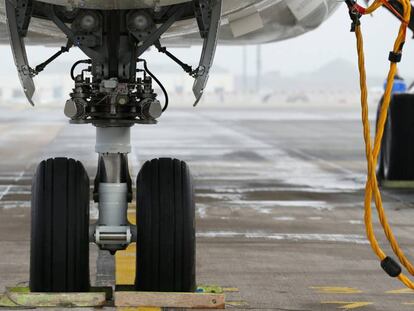 Tren de aterrizaje de un avi&oacute;n de Boeing