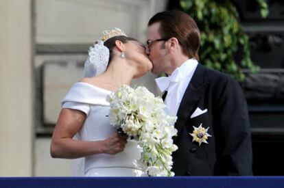 La pareja se besa en el balcón del Palacio Real de Estocolmo.