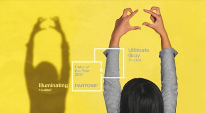 El Instituto Pantone del Color ha anunciado este jueves que ha elegido una gama del gris y otra de amarillo como los colores que serán tendencia en 2021 porque trasladan un mensaje de fortaleza y esperanza.
Como cada año desde hace veinte, la firma estadounidense, creadora de unos de los sistemas de identificación cromática más empleados en el mundo, ha lanzado la propuesta de color que será tendencia el próximo año y que en esta ocasión son dos.
PANTONE 17-5104 Ultimate Gray + PANTONE 13-0647 Illuminating es la denominación exacta de los tonos elegidos. Según explican desde el Instituto, la elección de las tendencias proviene de un estudio de la industria del entretenimiento, películas en fase de rodaje, colecciones itinerantes de arte, nuevos artistas, nuevos estilos de vida, condiciones socioeconómicas...