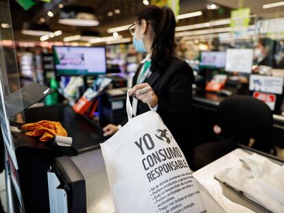 Una cajera guarda productos en una bolsa reciclable hoy, en un supermercado en Asunción (Paraguay).