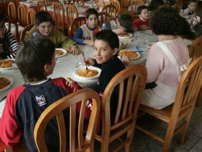 Alumnos de un centro rural de Castell&oacute;n becados, comiendo en un restaurante concertado. 