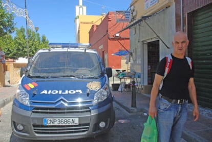 El Vasco, en la puerta de su carnicería tomada por la policía.