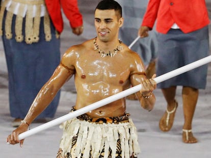 El abanderado de Tonga provoca un cataclismo en las redes sociales