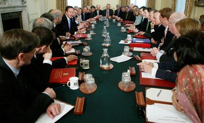 David Cameron presidía el nuevo Gobierno de coalición durante la primera reunión de su gabinete, el 13 de mayo de 2010, en Londres. 