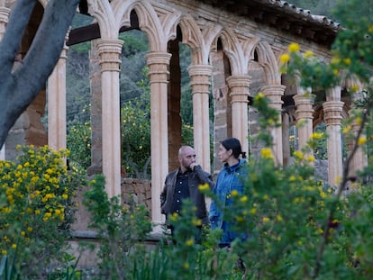 Alain Hernández y Megan Montaner, en el Monasterio de Miramar durante el rodaje de 'La caza. Tramuntana'.