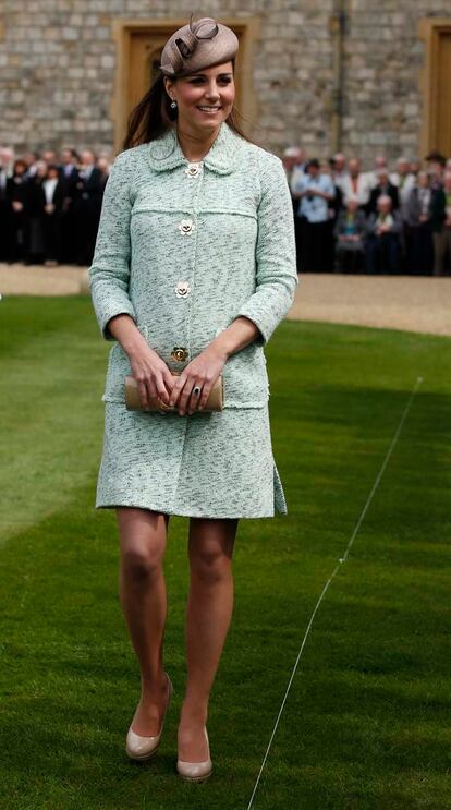 La elegancia es su dress code y los abrigos a modo de vestido son sus mejor aliados. Este diseño verde agua, con maxi botones en forma de flor, es de Mulberry, una de sus firmas británicas por excelencia. Sus zapatos y cartera de mano nude son de LK Bennet, la firma que convirtió a la duquesa en 'la supuesta ahorradora'.