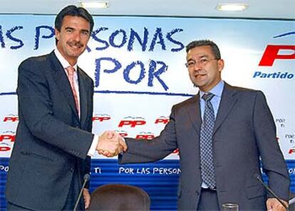 José Manuel Soria y Paulino Rivero, ayer, en la sede del PP en Madrid.