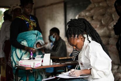 En el centro de desplazados de Manja en Blantyre, al sur de Malaui, una trabajadora de la salud anota los datos de las personas que tuvieron que abandonar su hogar por las fuertes lluvias del ciclón tropical Freddy.  