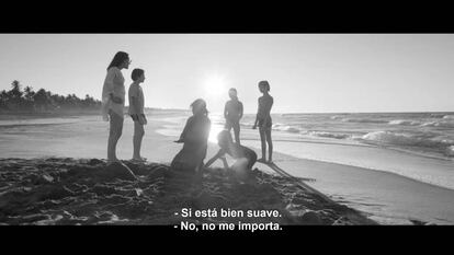 Una imagen de 'Roma', de Alfonso Cuarón, con subtítulos literales.