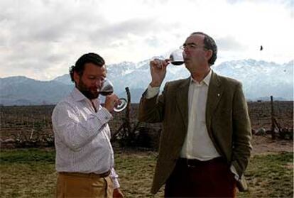 José Manuel Ortega Gil-Fournier, izquierda, junto a un visitante de los viñedos en Mendoza.